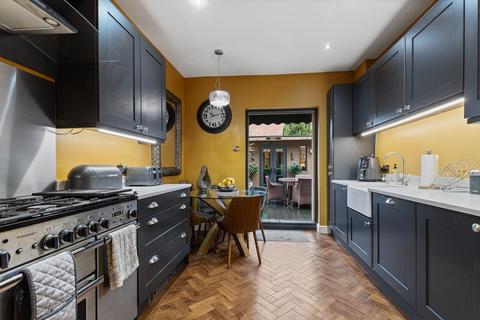 4 bedroom terraced house for sale, Victoria Crescent, Barnsley