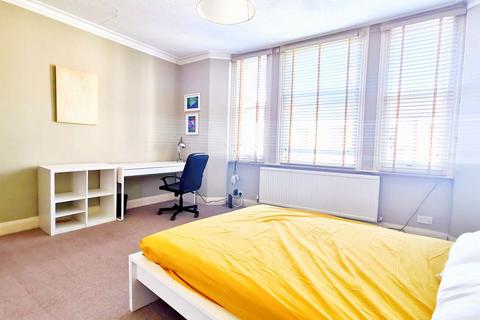2 bedroom flat to rent, 3A Kenway Road LONDON SW5 0RP