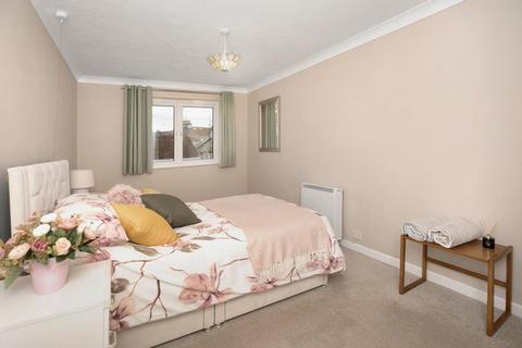 2 bedroom flat for sale, Den Crescent, Royal Court, TQ14