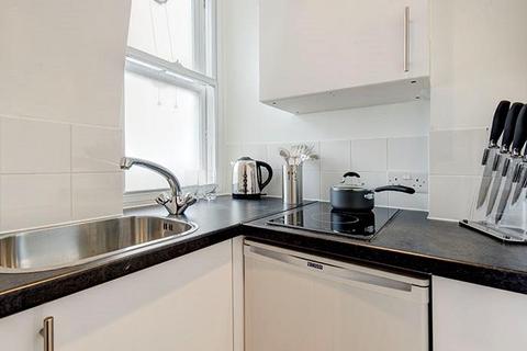 Studio to rent, Hill Street, London W1J