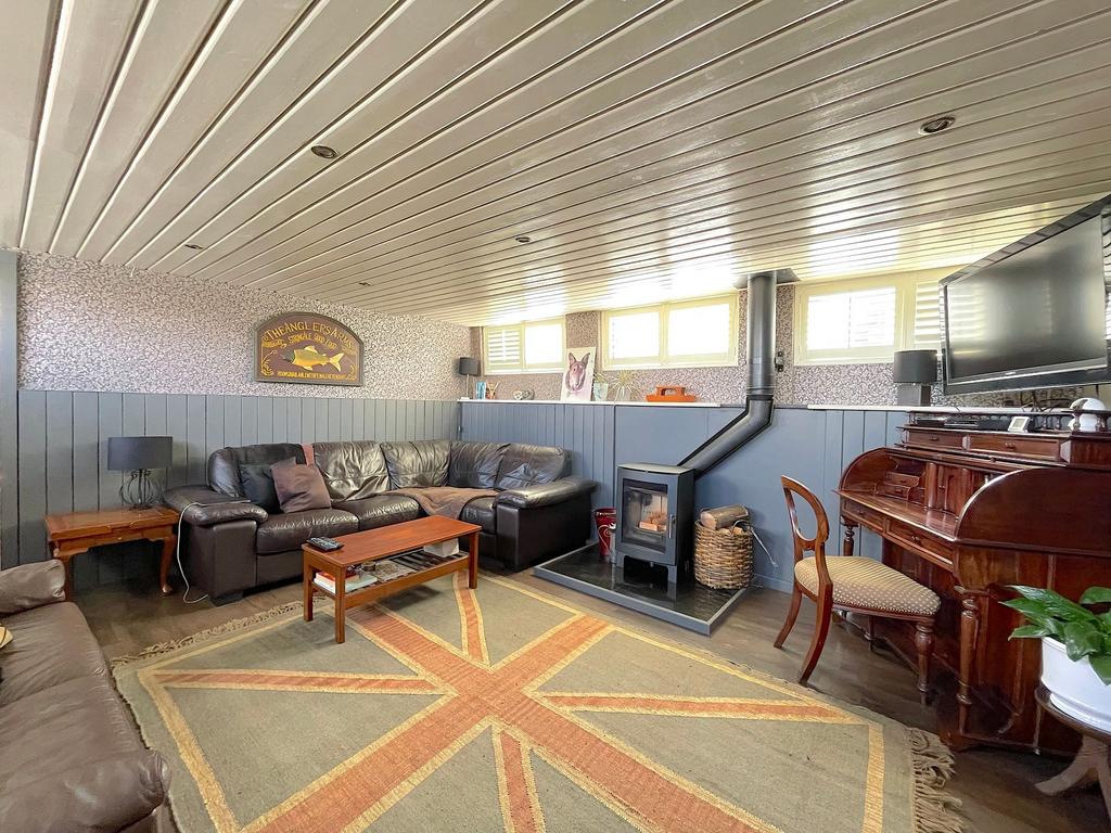 Saloon (2)
