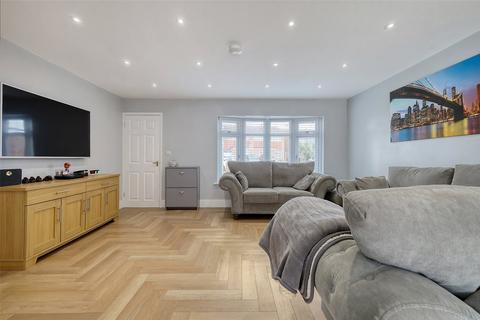 28 Goldsworthy Drive, Great Wakering, Southend-on-sea, SS3 0AU
