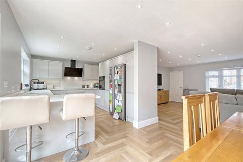 28 Goldsworthy Drive, Great Wakering, Southend-on-sea, SS3 0AU
