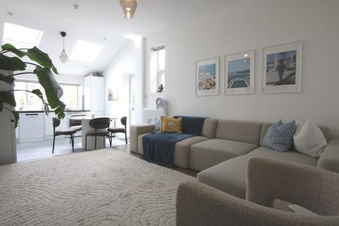 3 bedroom ground floor flat to rent, Holland Road, Kensal Rise, London