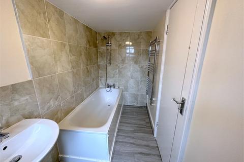4 bedroom flat to rent, Springrice Road, Hither Green, London,