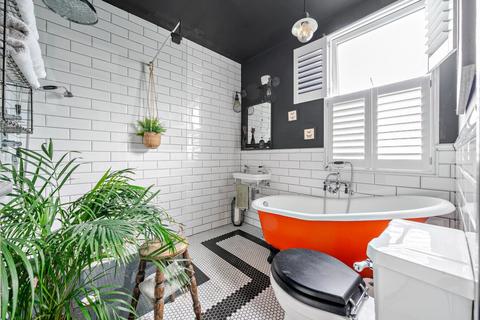 2 bedroom flat for sale, Catford Hill, London, SE6