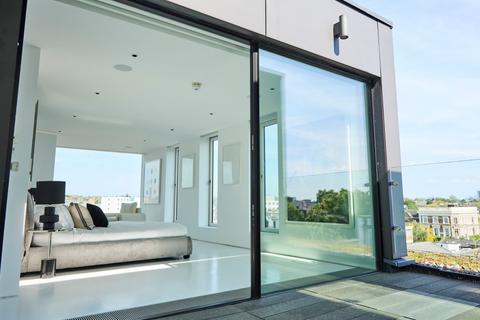 3 bedroom flat to rent, Grafton Road, Kentish Town, London