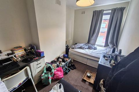 11 Thornville Mount, Leeds, LS6 1JX