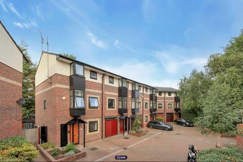 5 bedroom terraced house to rent, Ironmongers Place, London E14