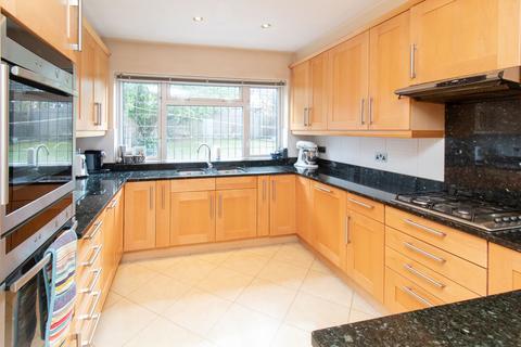 4 bedroom detached house for sale, Glendale Avenue, Edgware, HA8
