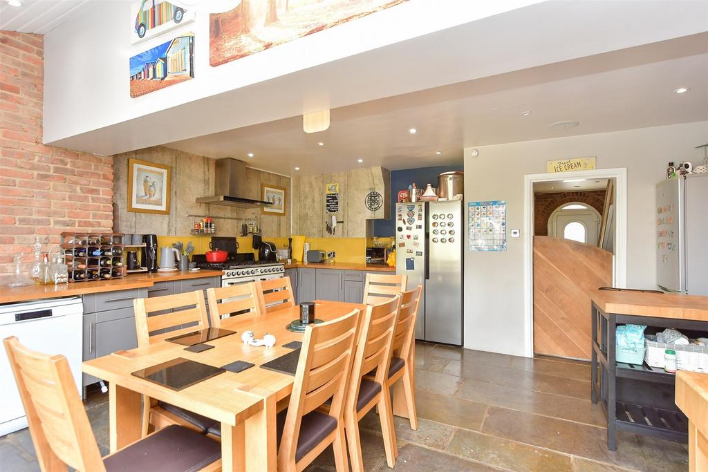 Kitchen/Dining Area