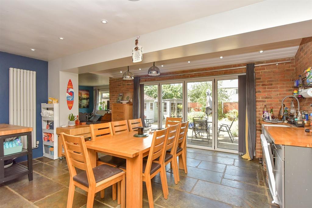 Kitchen/Dining Area