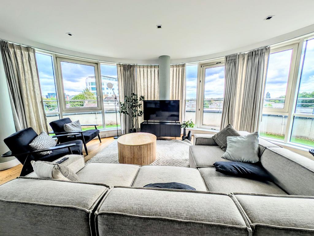 Apartment in Brentford - View 2