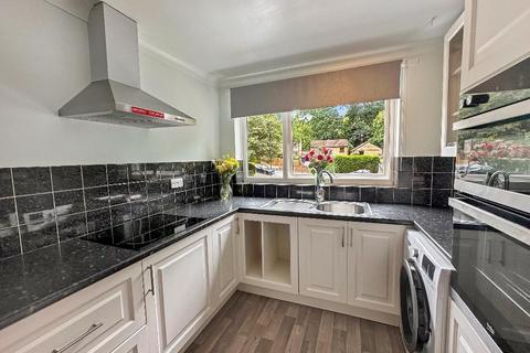 2 bedroom flat for sale, Hawkhirst Way, Kenley, Surrey, CR8 5DL
