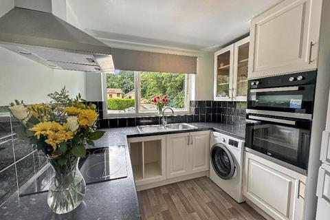 2 bedroom flat for sale, Hawkhirst Way, Kenley, Surrey, CR8 5DL