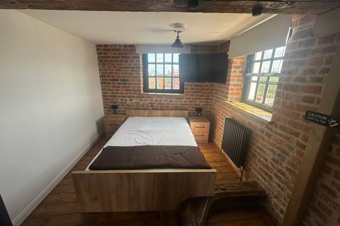 Studio to rent, The Warehouse, High Street PE21 8SP