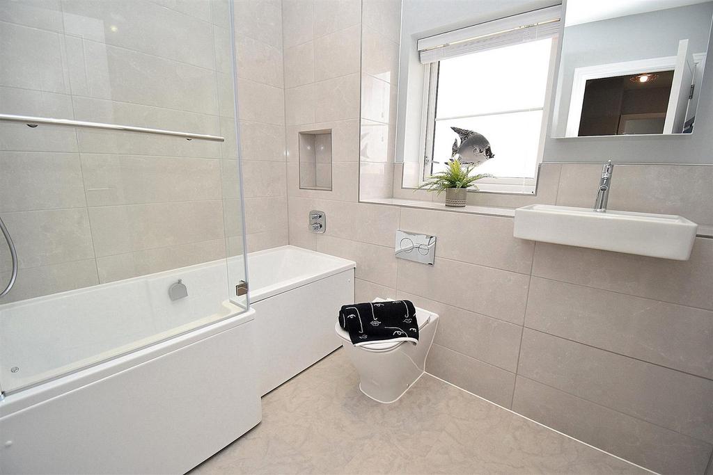 Family bathroom - 3.JPG