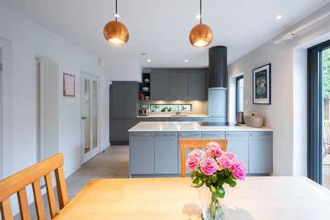 3 Chestnut Lane, Weybridge, KT13 9BU