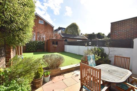 3 Chestnut Lane, Weybridge, KT13 9BU
