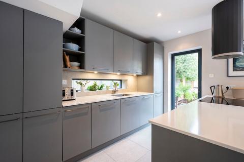 3 Chestnut Lane, Weybridge, KT13 9BU