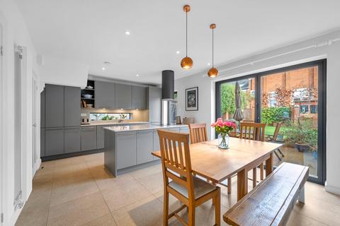 3 Chestnut Lane, Weybridge, KT13 9BU