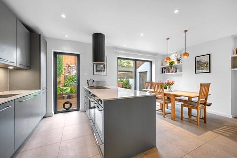 3 Chestnut Lane, Weybridge, KT13 9BU