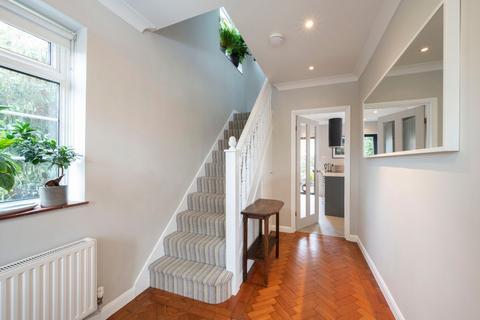 3 Chestnut Lane, Weybridge, KT13 9BU