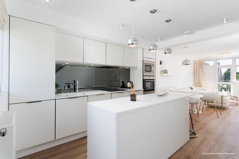 2 bedroom maisonette for sale, 5 St. Nicholas House, Sea View Court, Bradford Place, Penarth, CF64 1AL
