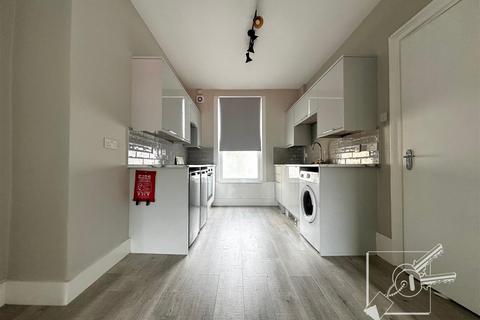 2 bedroom apartment to rent, Parrock Street, Gravesend
