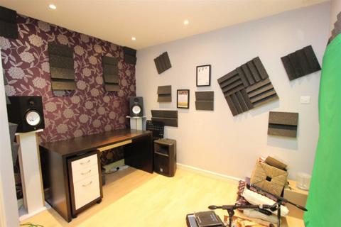 2 Gyllyngdune Gardens, Ilford, IG3 9HQ