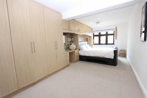 2 Gyllyngdune Gardens, Ilford, IG3 9HQ
