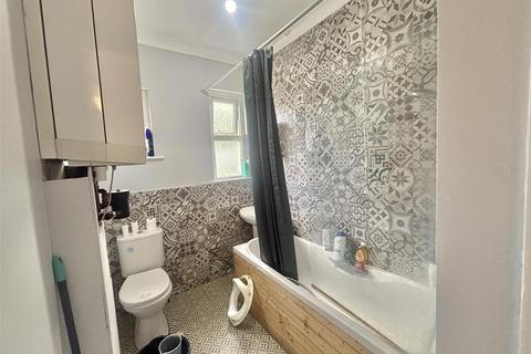 1 bedroom property for sale, Commercial Road, Westcliff-On-Sea