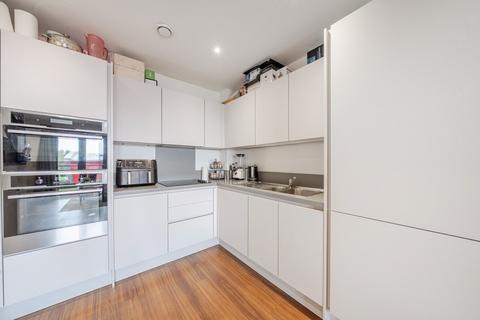 2 bedroom flat for sale, Pipit Drive, London, SW15