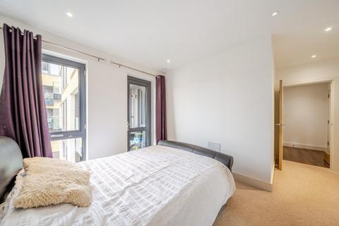 2 bedroom flat for sale, Pipit Drive, London, SW15