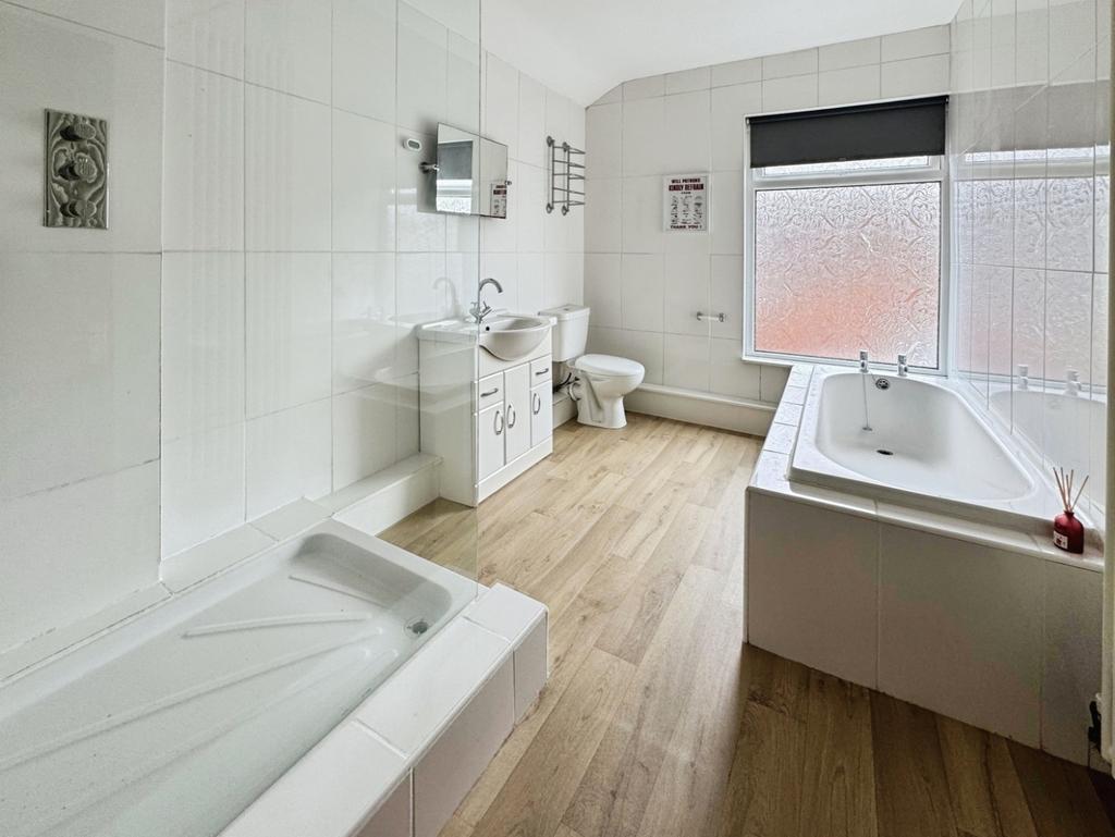 Pbox-bathroom-334543.jpg