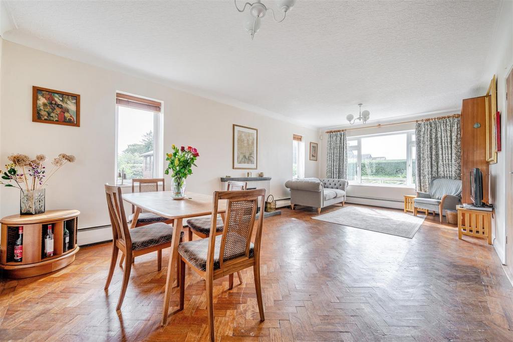 Living/dining room