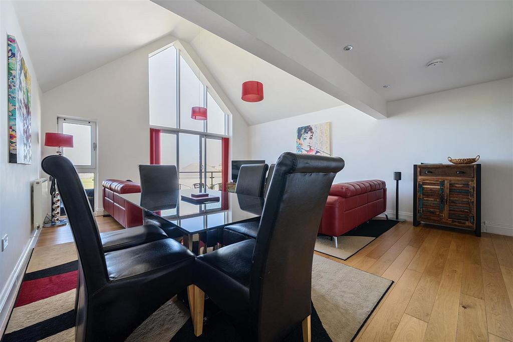 Lounge/Dining