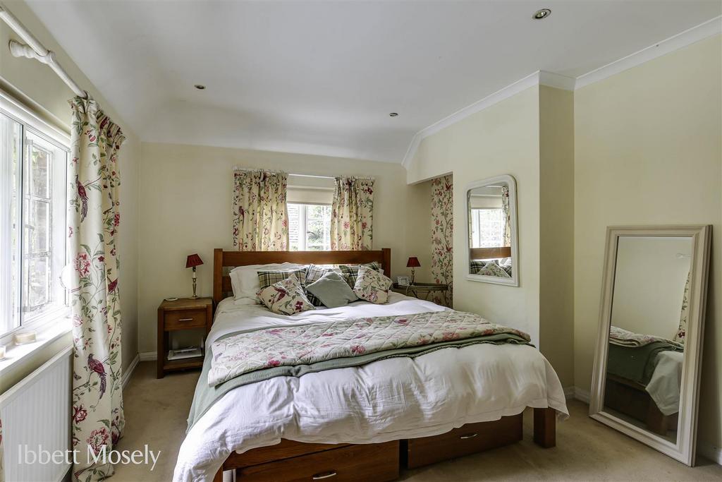 18 Bedroom.jpg