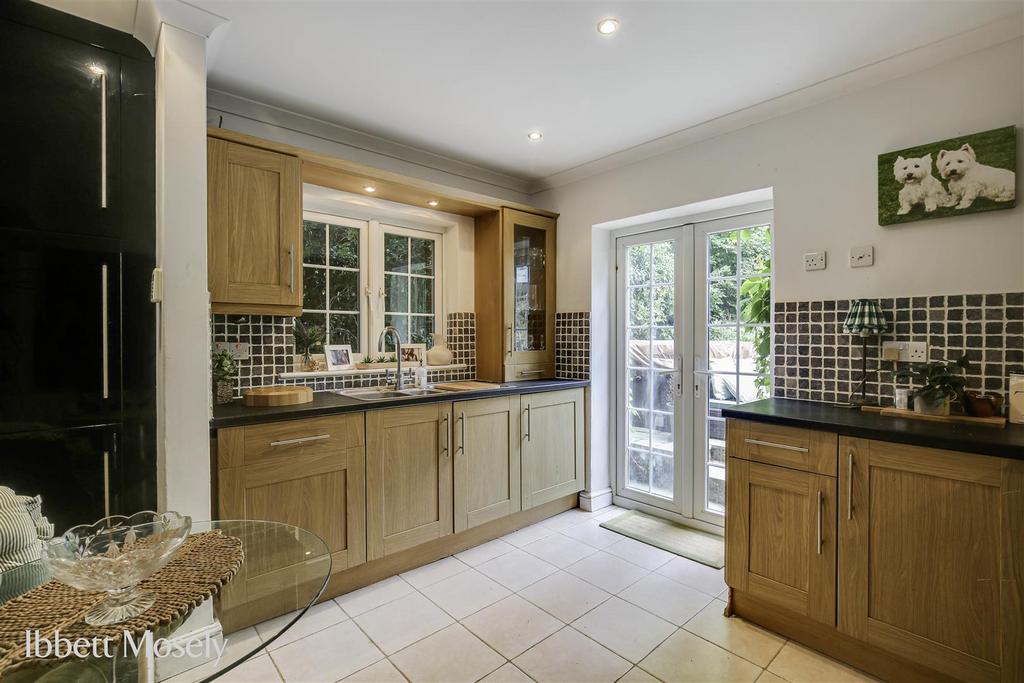 12 Kitchen.jpg