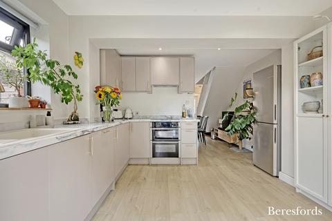 7 Mansard Close, Hornchurch, RM12 4HS
