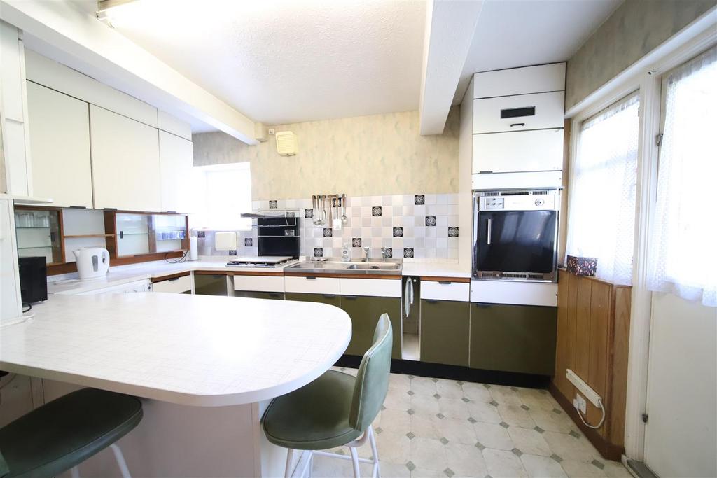 Kitchen2.jpg