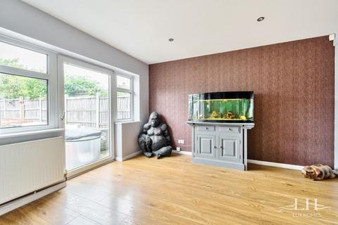 3 bedroom semi-detached house for sale, Aintree Grove, Upminster