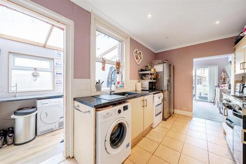 3 bedroom detached house for sale, Lyme Regis Road, Banstead