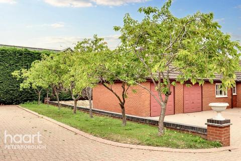 4 bedroom detached house for sale, Station Road, Holme