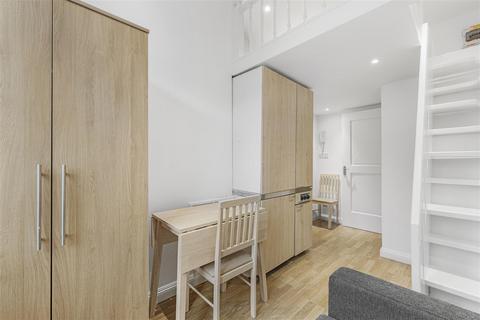 Studio to rent, Courtfield Gardens, London SW5