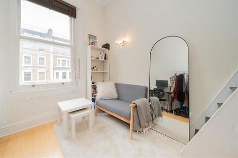 Studio to rent, Harrington Gardens, London SW7