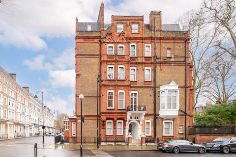 Studio to rent, Harrington Gardens, London SW7