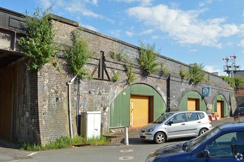 Distribution warehouse to rent, Castle Business Park Shrewsbury SY1 2EG