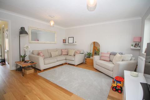 3 bedroom terraced house to rent, Barry Lynham Drive, Newmarket