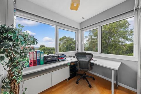 2 bedroom flat for sale, Warren Road, Guildford
